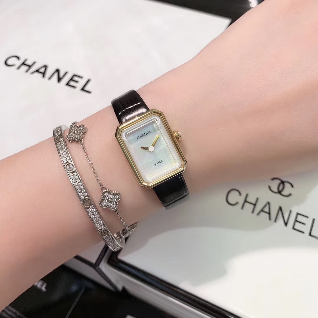 Chanel 香奈儿方形 小巧女款腕表，有三种颜色银壳，玫瑰金，黄金