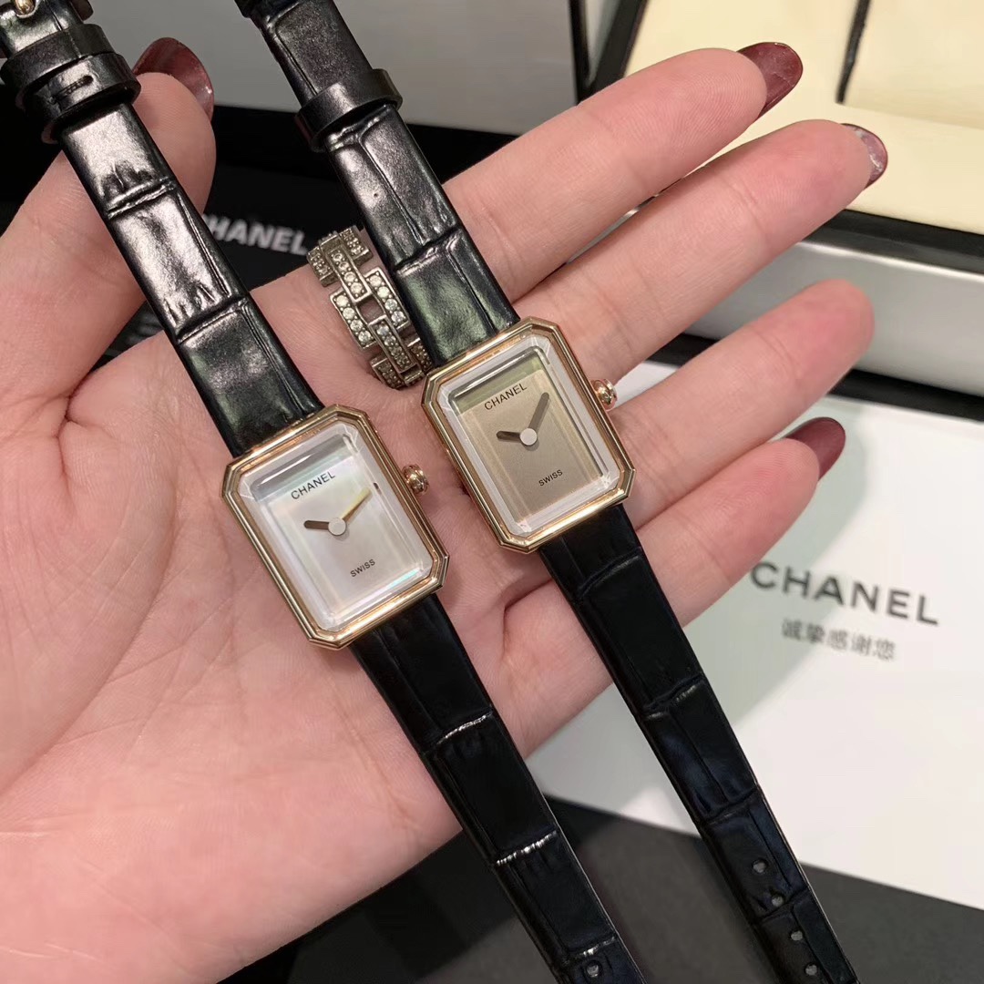 Chanel 香奈儿方形 小巧女款腕表，有三种颜色银壳，玫瑰金，黄金