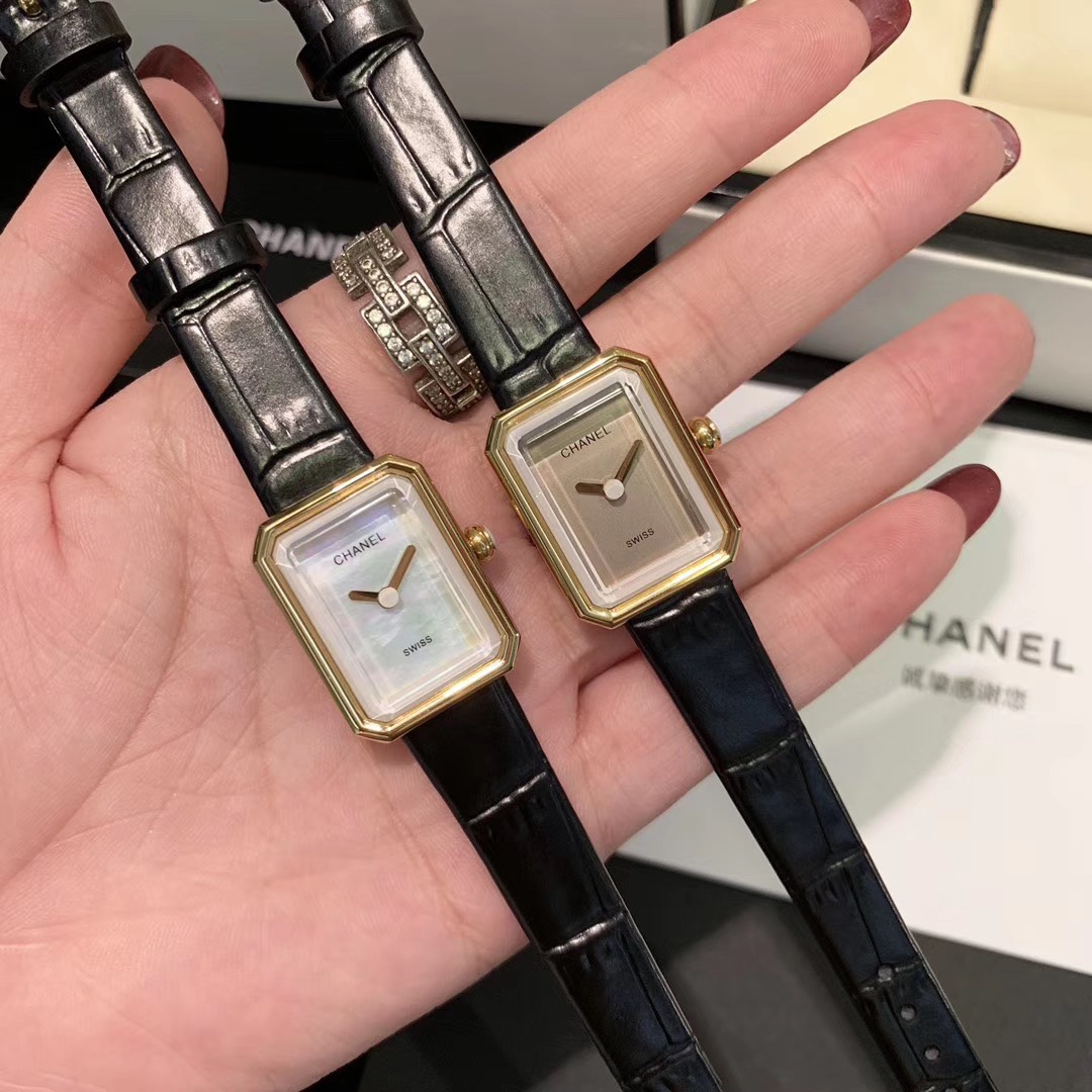 Chanel 香奈儿方形 小巧女款腕表，有三种颜色银壳，玫瑰金，黄金