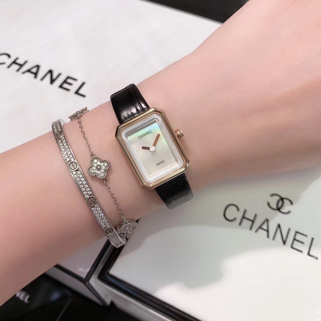 Chanel 香奈儿方形 小巧女款腕表，有三种颜色银壳，玫瑰金，黄金