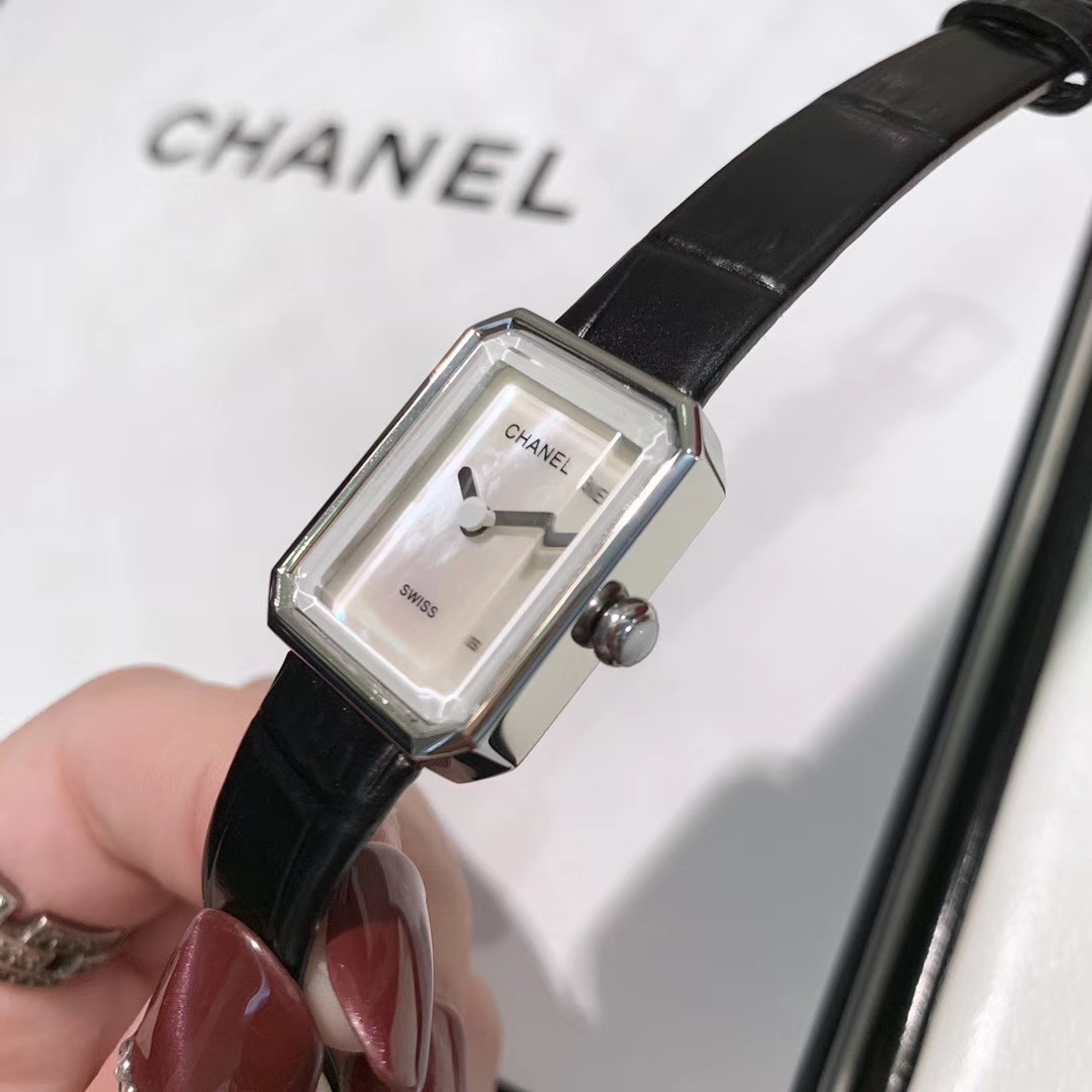 Chanel 香奈儿方形 小巧女款腕表，有三种颜色银壳，玫瑰金，黄金