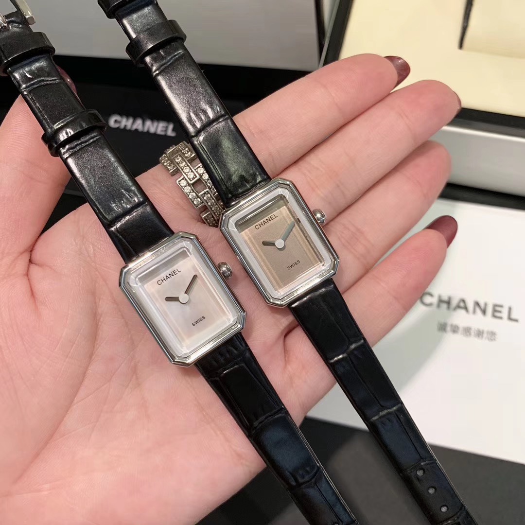Chanel 香奈儿方形 小巧女款腕表，有三种颜色银壳，玫瑰金，黄金