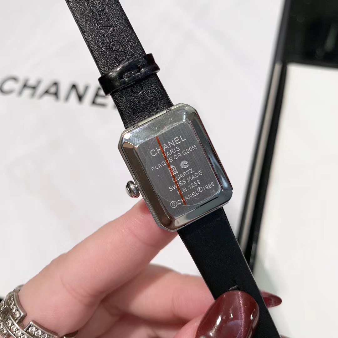 Chanel 香奈儿方形 小巧女款腕表，有三种颜色银壳，玫瑰金，黄金
