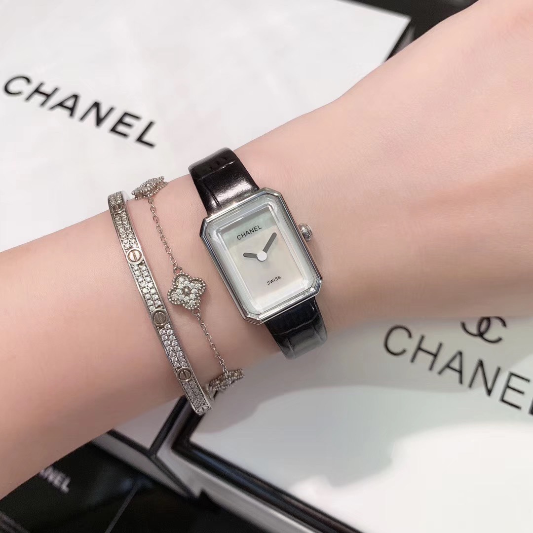 Chanel 香奈儿方形 小巧女款腕表，有三种颜色银壳，玫瑰金，黄金
