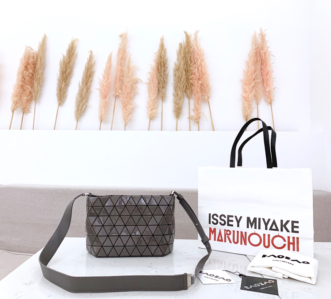 新品# Issey Miyake 流浪包专柜的高端款，不易撞包哈。 三宅一生