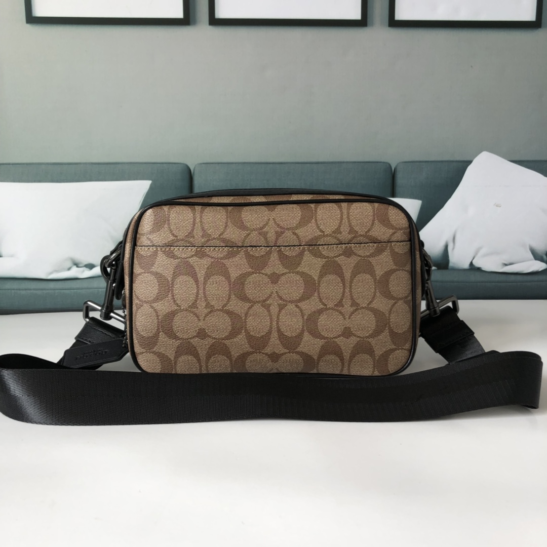 Coach C家 72947 徽章 相机包 全头层牛皮材质 Graham Crossbody单肩斜挎男士相机包 尺寸 26