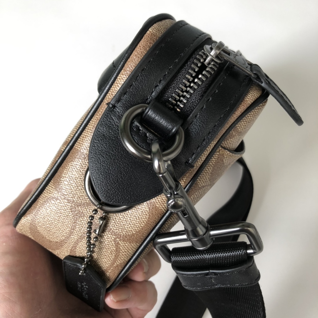 Coach C家 72947 徽章 相机包 全头层牛皮材质 Graham Crossbody单肩斜挎男士相机包 尺寸 26