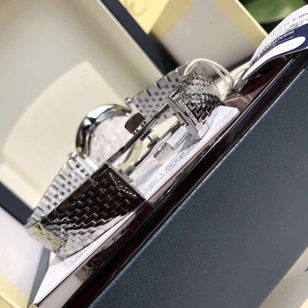 160
嘉岚系列 ，瑞士石英 超薄型情侣对表 ，天然贝母表盘，316L精钢壳套 蓝宝石水晶镜面 防水 经典时尚 ，大号直径34mm   小号直径24.5mm。