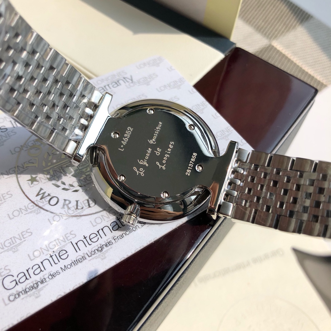 160
嘉岚系列 ，瑞士石英 超薄型情侣对表 ，天然贝母表盘，316L精钢壳套 蓝宝石水晶镜面 防水 经典时尚 ，大号直径34mm   小号直径24.5mm。