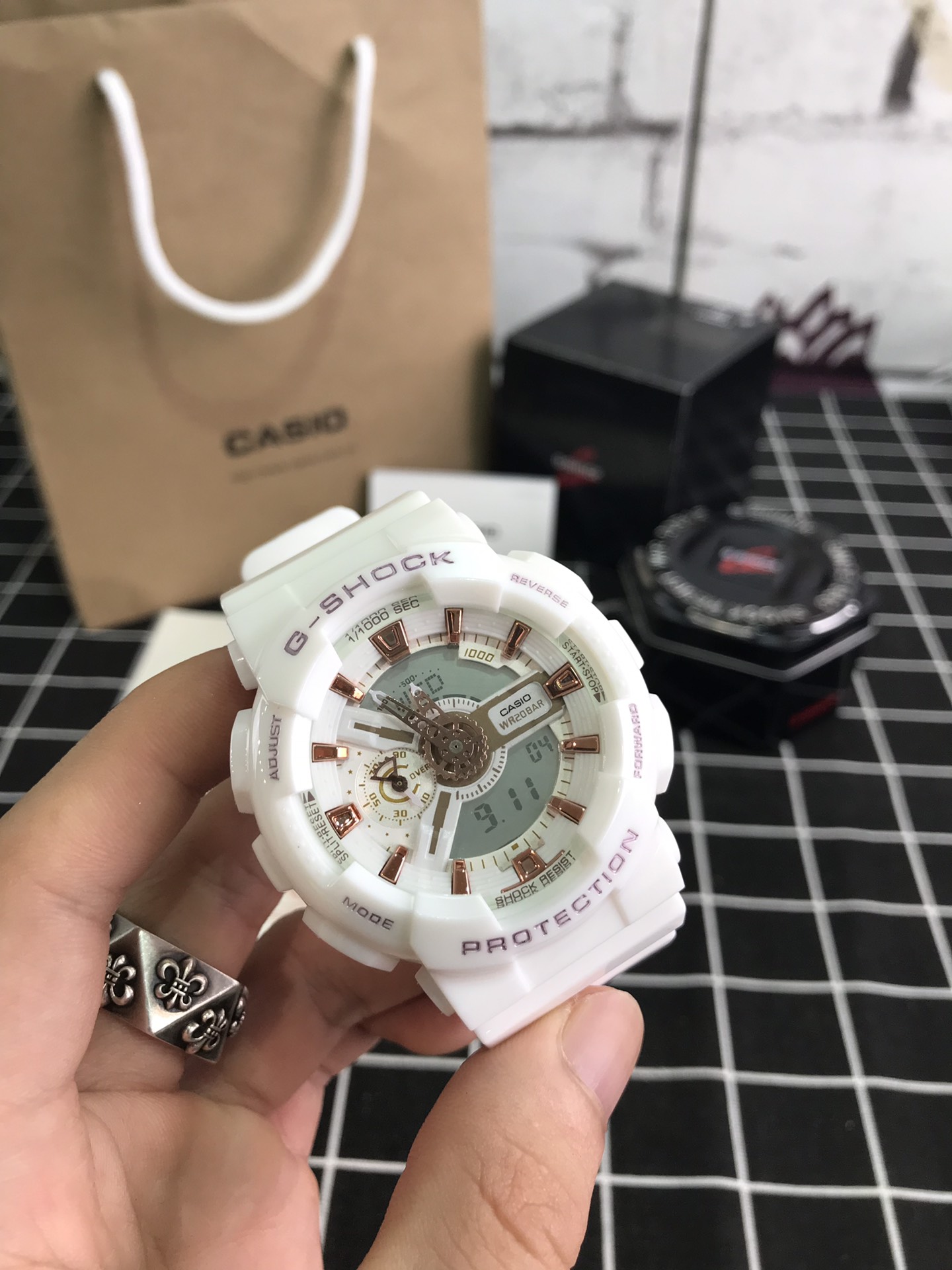 E0   Casio 卡西欧 G110原单男士，时尚大气立体表盘3D设计，层次感立体分明，指针液晶双显，时间清晰可见，悬浮机芯10米防震，多功能易操作的舒适防水按键，高强度的200米防水可以在冰冻还有深度游泳中点水不进，所以是这款的魅力所在，以下5色是 Casio 卡西欧 的销量之王，户外运动所需的多功能手表，防震、200米防水、倒计时、秒表、LED自动照明、世界时间、全自动日历、防避、多功能闹铃以及整点提醒，质量过硬渠道货源，保修一年，不影响二次销售退换