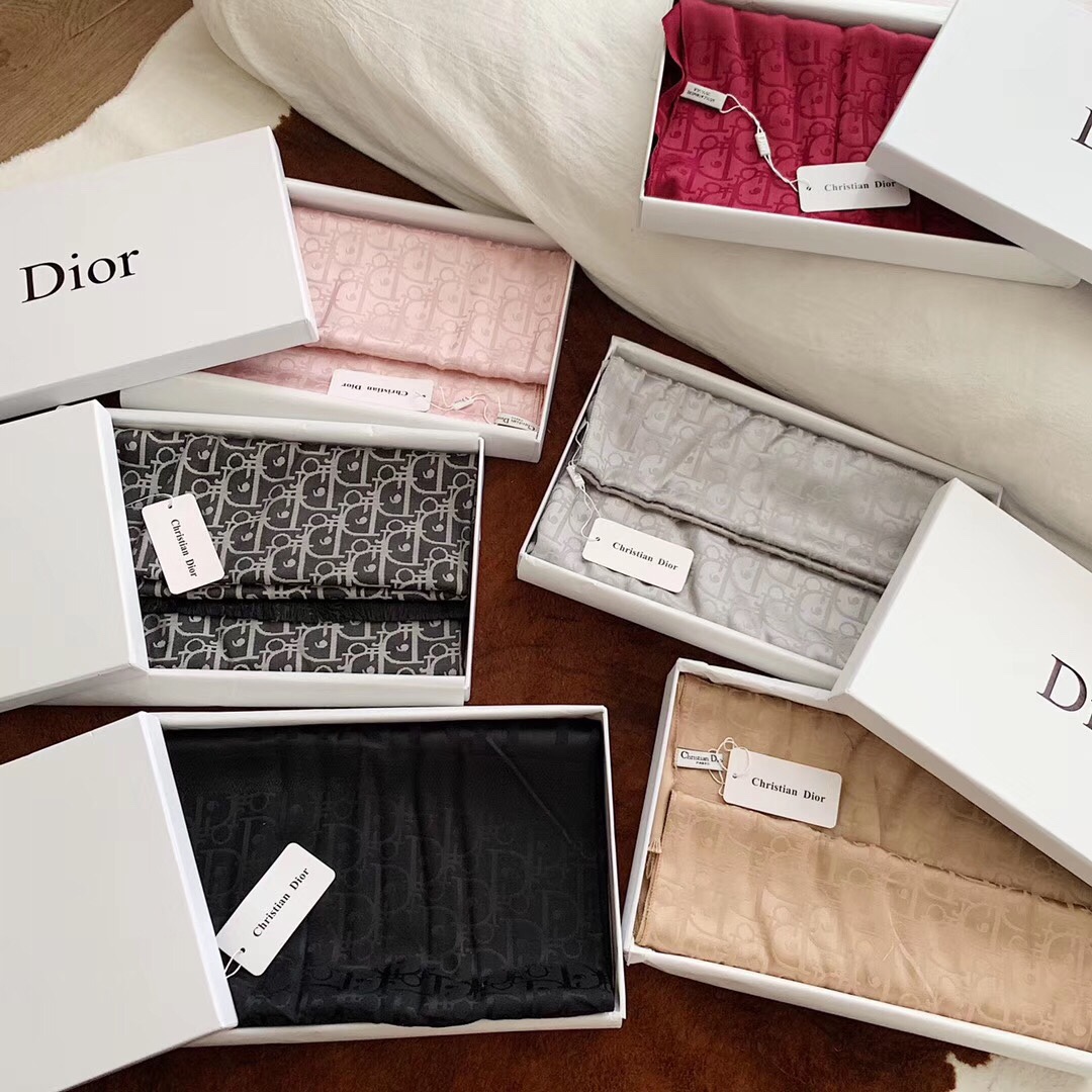 💰150 D家原标礼盒装丝巾
全套塑封膜包装 配送卡片、发票真的很高大上 !!最新迪奥走秀款 顶级品质 最最新的专柜主打款 整个围巾给人一种大牌的气场同时又非常精致细腻 ~
丝巾规格:70×190 送人自用都是最佳选择