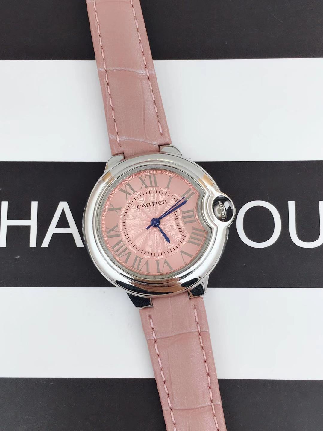 p160 
卡地亚-CARTIER 蓝气球系列  
骚粉表盘 尺寸33mm  精钢材质
进口石英机芯，金刚镀膜耐磨镜面