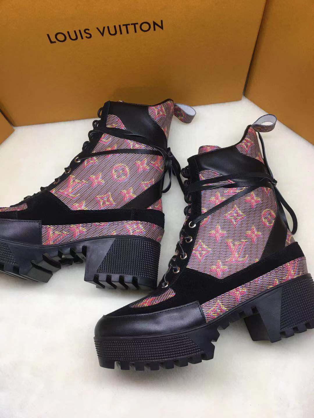 Al  配全套包装！LV LV LV女士系带短靴 全真皮粗跟厚底Drmartens靴法国代购原版1：1复刻！材料真实！都是100%真皮！鞋底更是1：1开模的优质品质！亲们可以和几千的同品4