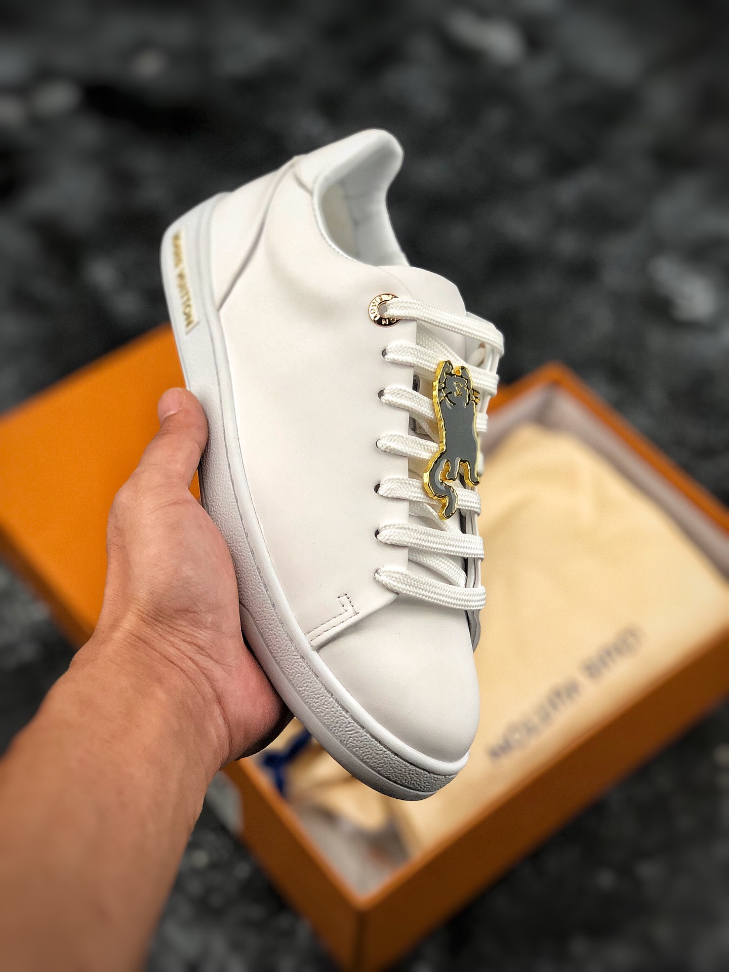 放店私 Lv 全上等头层样品皮制高奢品牌 路易威登louis Vuitton Overcloud Sneaker简约休闲运动百搭小白板鞋 白皮革猫饰扣 货号 Jx005 08 尺码 35 36 37 38 39 40 莆鞋网 莆田鞋 莆田安福 电商城市场 商贸城小镇 莆鞋网