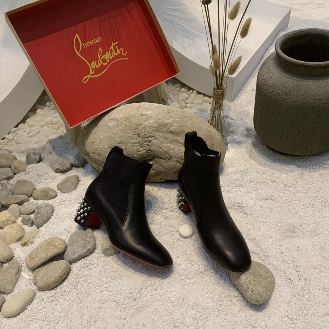 NO:478839,* grade* (calf leather) Square heel rivet Chelsea ankle boots (custom made without return or replacement) Original 1:1 debugging last, perfectly slender, full of lines, with high-end gift box packaging, high-end and atmospheric, more noble... [Material] Use imported sheep tiles, exclusive molded ABS material heel, the inner lining is imported from Italy mixed-bred sheepskin lining Original Italian imported AR1 top leather outsole Size 34-41 (34.40.41. Custom made, non-return) Color black, khaki, ivory white Heel height 5.5cm, boots, christian louboutin, boots, cowhide, sheepskin, sheep, Leather soles19860909代*级* (小牛皮) 方跟铆钉切尔西踝靴（定做不退不换） 原版1:1调试楦型,完美修长,线条感十足, 配高档礼盒包装,高端大气,更显尊贵......【材质】 采用进口羊猄 独家开模ABS材质鞋跟 内里采用意大利进口混种羊皮内里 原版意大利进口AR1顶级真皮大底 码数34-41（34.40.41.订做,不退换） 颜色黑,卡其,象牙白 跟高5.5cm,靴子,christian louboutin,boots,cowhide,sheepskin,sheep,Leather soles,Women's Shoes