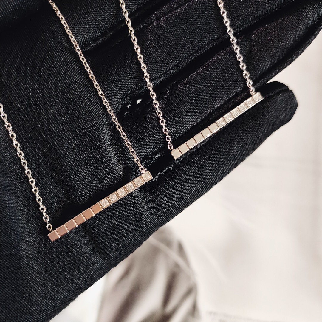 NO:632401,new style,xiaobang  The IceCube series of geometric necklaces, recommended by celebrities, has a super exclusive texture. The characteristics of this series are various combinations of squares, forming the sharp edges and corners of geometric jewelry. The upper body is extremely simple, yet sharp and sharp. It is the brand's recent flagship model. The ambassador is Zhu Yilong~ We have made 2 colors, rose gold and platinum.  The colors are all atmospheric and classic colors. The overall components are all CNC carved, including the diamond bits. The diamonds are imported crystal diamonds that shine transparently and will not become foggy after being used for a long time. The diamonds are all hand-set to avoid diamonds falling off. Only 6 of the 12-grid squares have diamonds on one side. The other three sides are highly polished and smooth and can be worn on both sides. The material is V gold 2nd generation.  Gold-plated thick gold 1 microphone!  Stick size 3cm, total length 39-42.5cm 88300, necklace, gold plating, Cartier high-end jewelry19860909新款,萧bang IceCube系列几何项链,众明星推荐款质感超强独家哦这个系列的特点就是四方体的各种组合,形成几何珠宝棱角分明的特点,上身极致简约,又率性锐利,是品牌近期主推款,大使是朱一龙~我们做了2个颜色,玫瑰金和铂金色,都是大气经典色.整体的组件全CNC精雕,包括钻石位,钻石为进口晶钻通透闪耀,用久了也不发雾,钻石全手镶避免掉钻；12格的四方体只有一面的6格有镶钻,其他三面均为高度抛光的光面,可以双面佩戴；材质V金2代 镀金厚金1咪！棍子规格3cm,全长39-42.5cm 88300,,necklace,gold plating,卡迪亚高端饰品,Jewelry