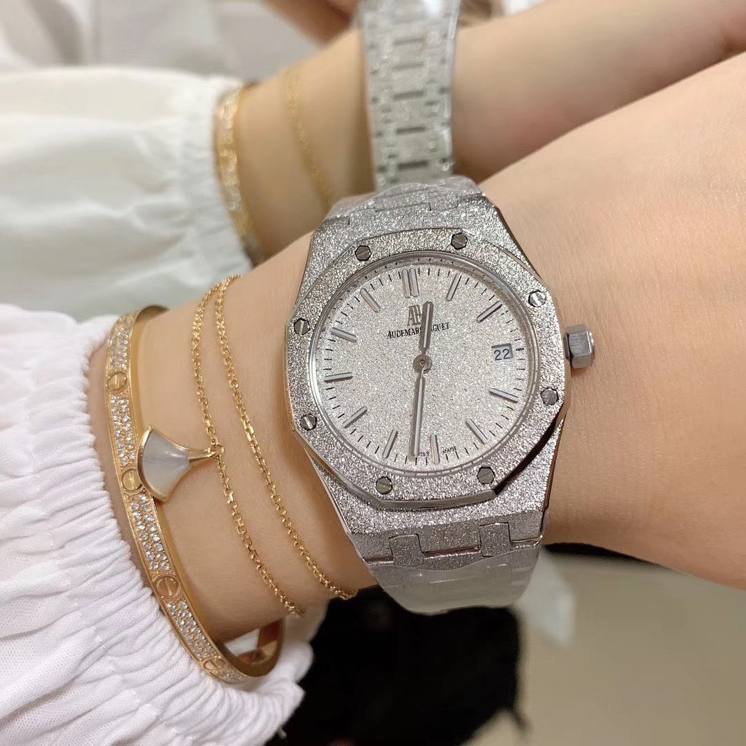 Audemars Piguet 皇家橡树新系列霜金腕表Carolina Bucci限量版 所谓“霜金” 一般指在白金或红金上
