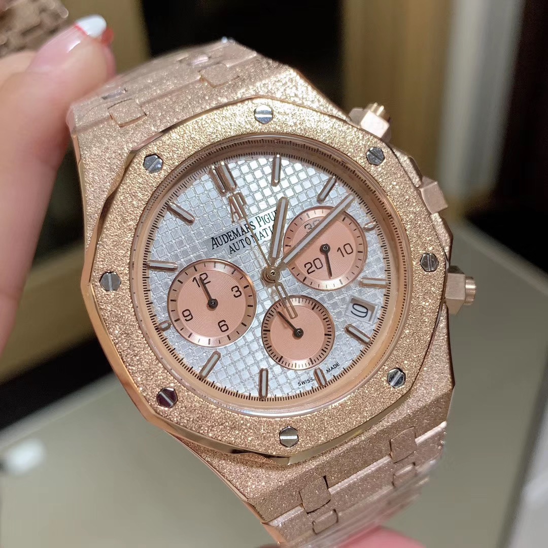 Audemars Piguet 皇家橡树新系列霜金腕表Carolina Bucci限量版 所谓“霜金” 一般指在白金或红金上