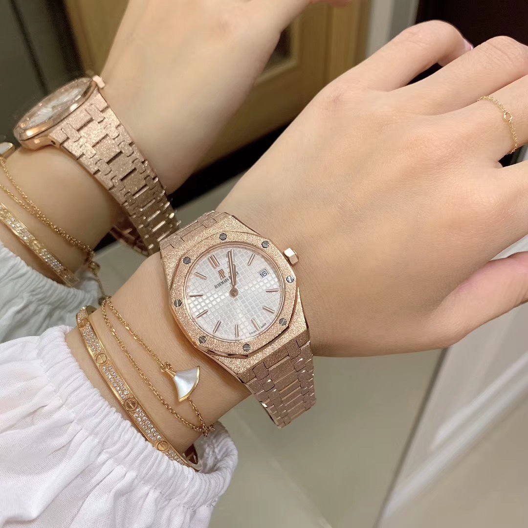 Audemars Piguet 皇家橡树新系列霜金腕表Carolina Bucci限量版 所谓“霜金” 一般指在白金或红金上
