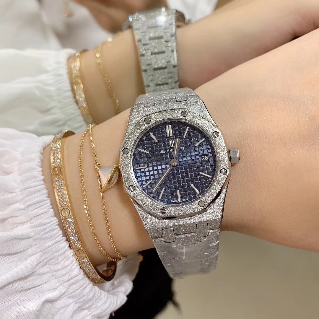 Audemars Piguet 皇家橡树新系列霜金腕表Carolina Bucci限量版 所谓“霜金” 一般指在白金或红金上