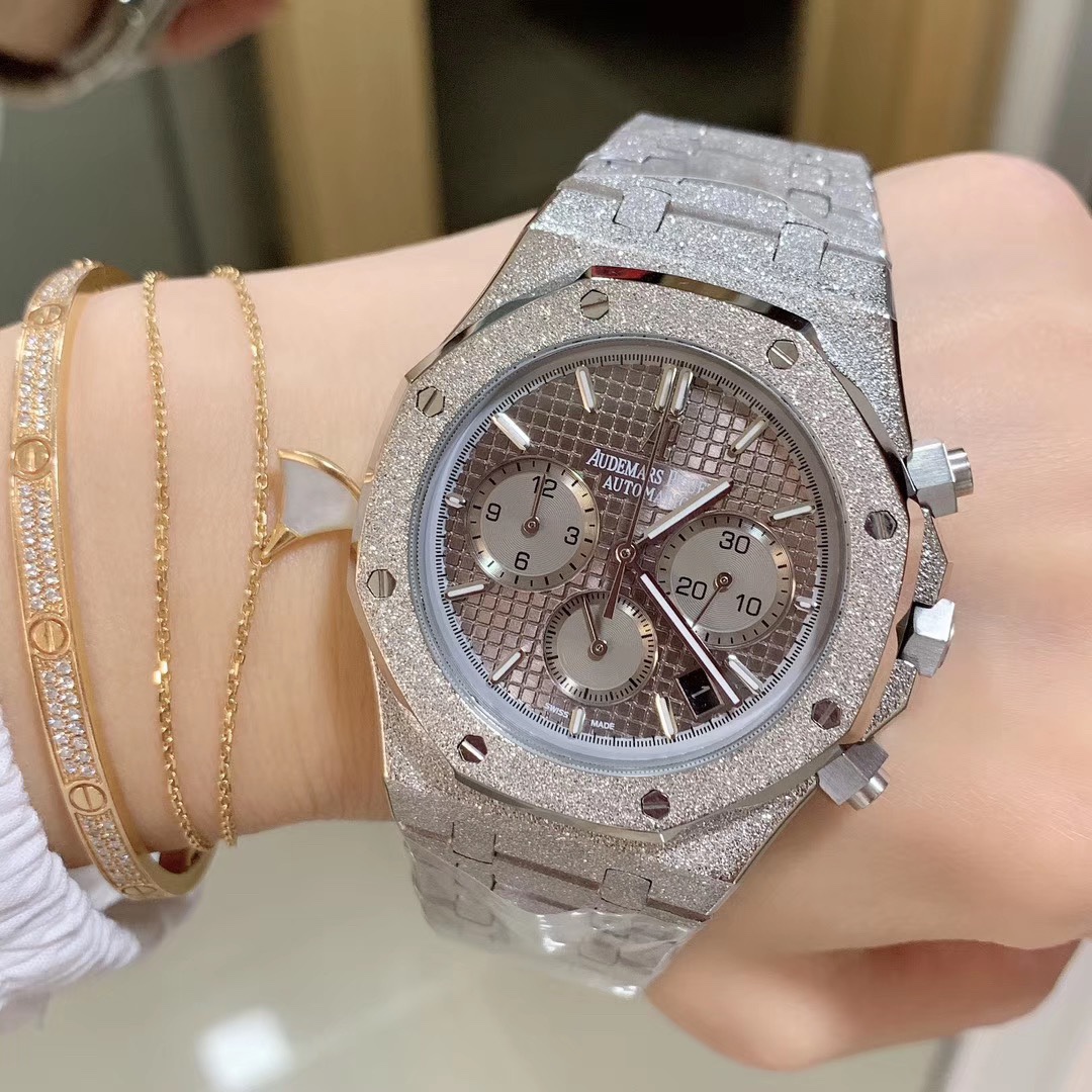 Audemars Piguet 皇家橡树新系列霜金腕表Carolina Bucci限量版 所谓“霜金” 一般指在白金或红金上