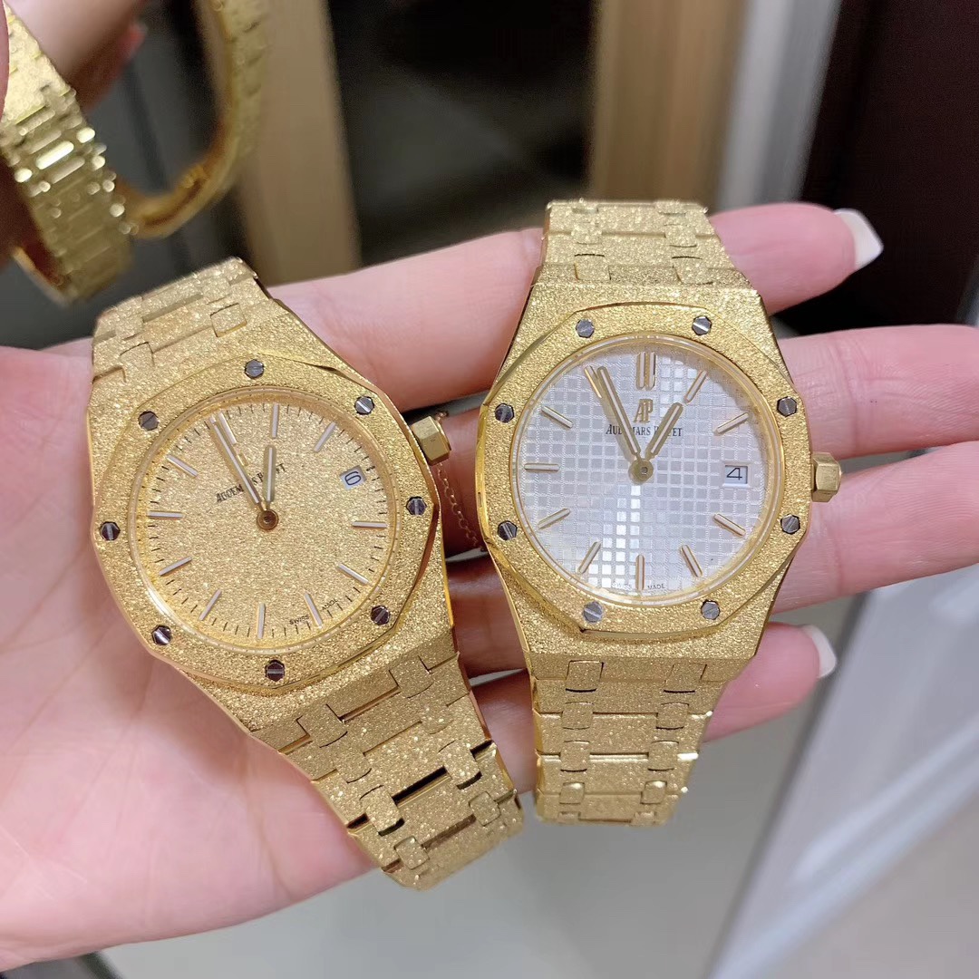 Audemars Piguet 皇家橡树新系列霜金腕表Carolina Bucci限量版 所谓“霜金” 一般指在白金或红金上