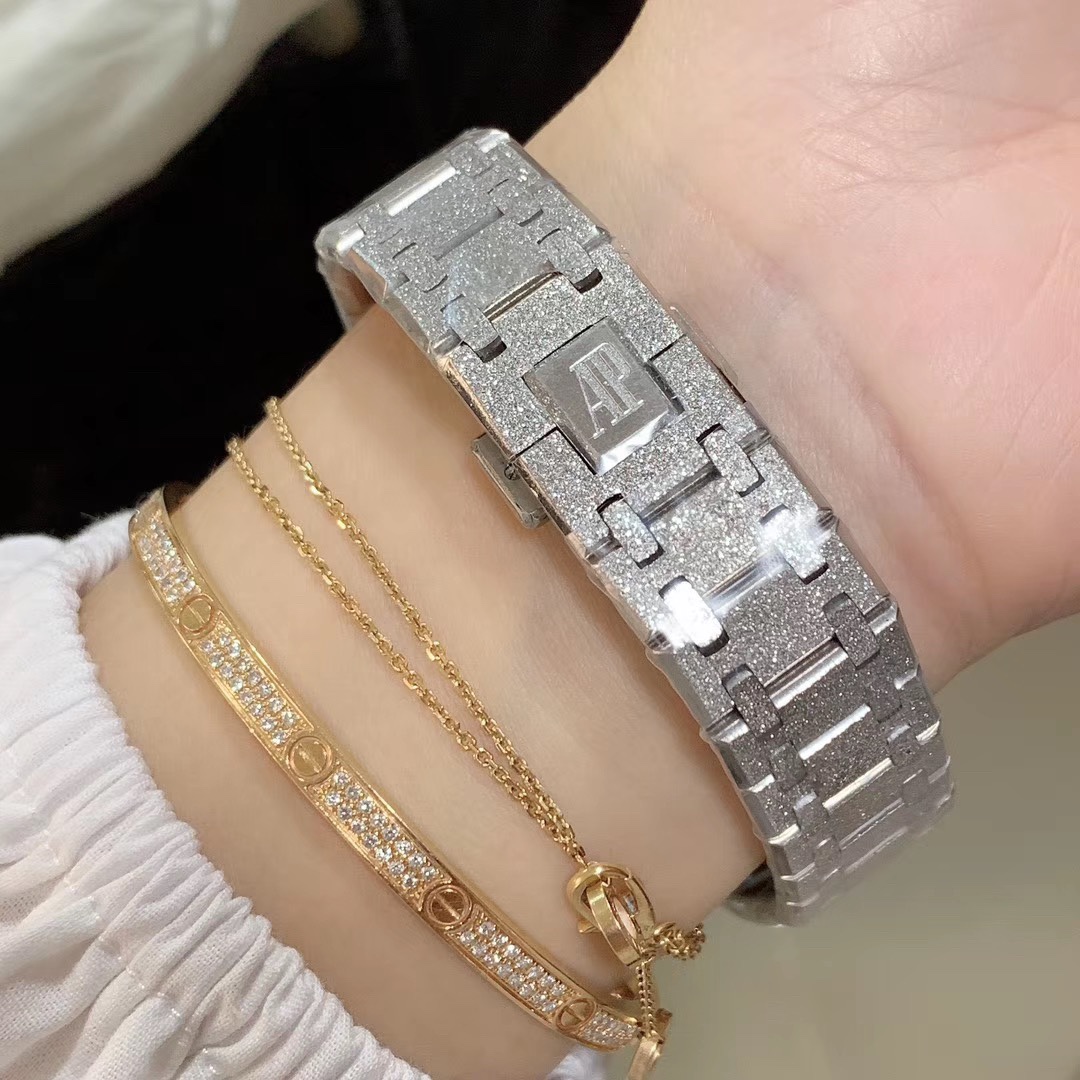 Audemars Piguet 皇家橡树新系列霜金腕表Carolina Bucci限量版 所谓“霜金” 一般指在白金或红金上