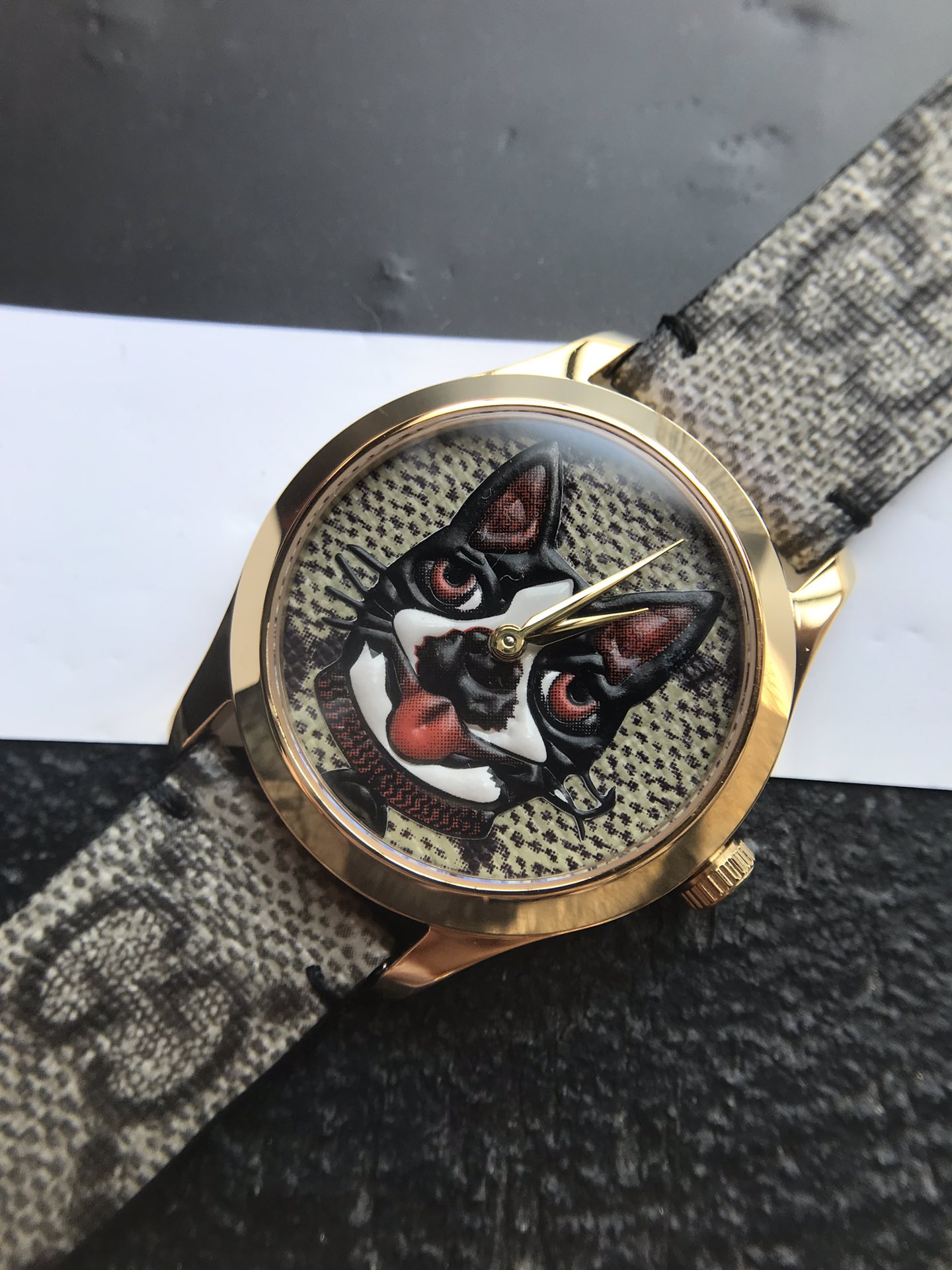 NO:388629,Batch: Packaging: 30 Gucci watches are favored by fashion experts for their bold design and unique style. This Le Marché Des Merveilles series watch is equipped with a GG Supreme leather canvas embossed surface and is decorated with Gucci Bengal patterns, which creates a three-dimensional sense of scenes depicted through simple lines. The pattern of the dog head is lifelike, showing a modern and fashionable watch. Size: 38mm.,,gucci,gucci19860909批:包装:30 古驰腕表以其大胆的设计,独特的风格受到时尚界达人的青睐.这款Le Marché Des Merveilles系列的腕表配GG Supreme真皮帆布压纹表面,饰有Gucci Bengal图案,其中通过简单线条图画描绘了的情景,营造出立体感.狗头的图案,栩栩如生,尽显摩登时尚腕表,尺寸: 38mm.,,gucci,gucci,Watch