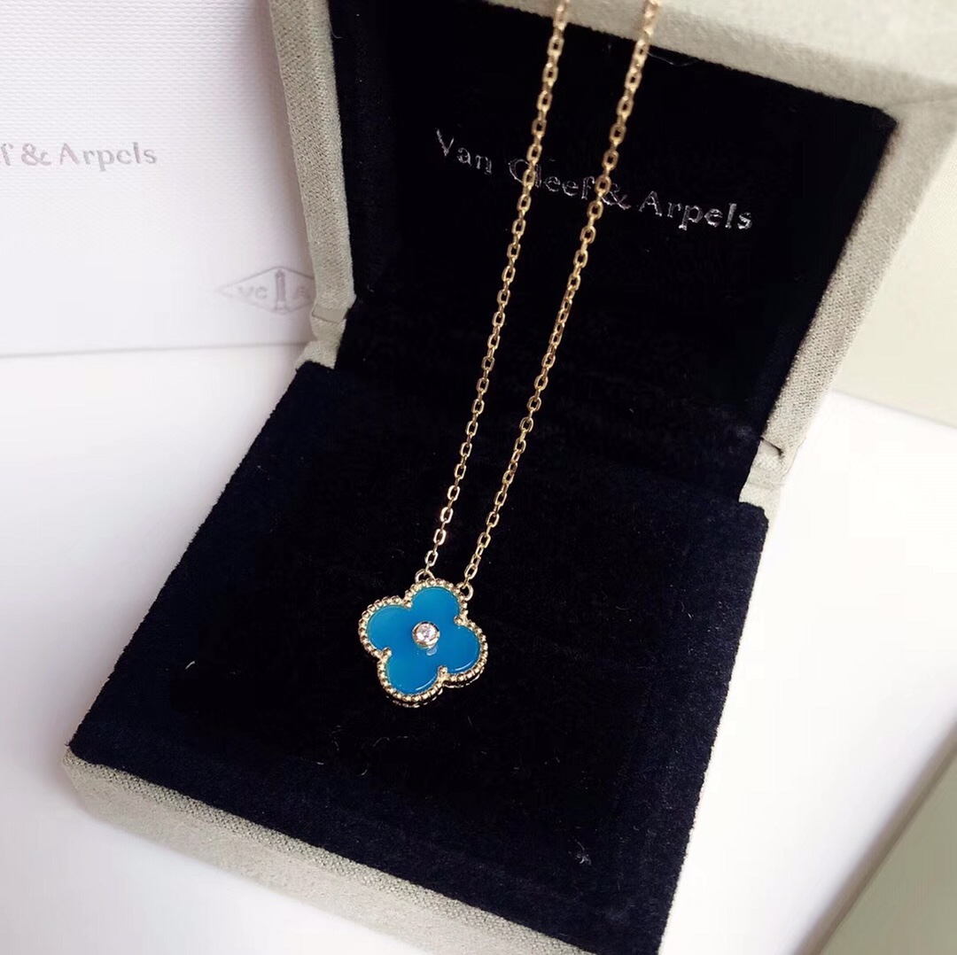 NO:102858,[Purchase level] Vca Van Clerk Arpels Christmas 2019 Limited Edition Blue Ceramics Four-leaf Crop with Diamond Necklace The same style and different colors every year are always so surprised!  How many people are crazy about you? There are long queues at the counter doors around the world. Exclusive first release and first experience. Selected German imported s925 sterling silver material electroplated 18k gold. Since we use natural stones, there will be color differences, Vac necklace, van clef, necklace, pure silver19860909【代购级别】Vca 梵克雅宝 2019年圣诞节限量版 蓝色陶瓷 四叶草带钻项链 每一年同款不同色 总是那么惊喜！多少人为你疯狂的款.世界各地的专柜门口排长队伍都是为你而来 独家首发 抢先体验 精选德国进口s925纯银材质电镀18k金 由于我们使用天然石头 所以会有色差,Vac项链,van cleef,necklace,pure silver,Jewelry