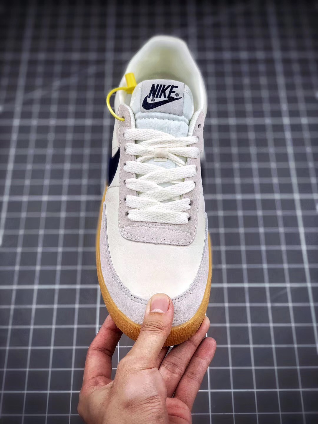 130 J.Crew x Nike 联名 Killshot II Leather  采用米白色皮革制作鞋身432997-107