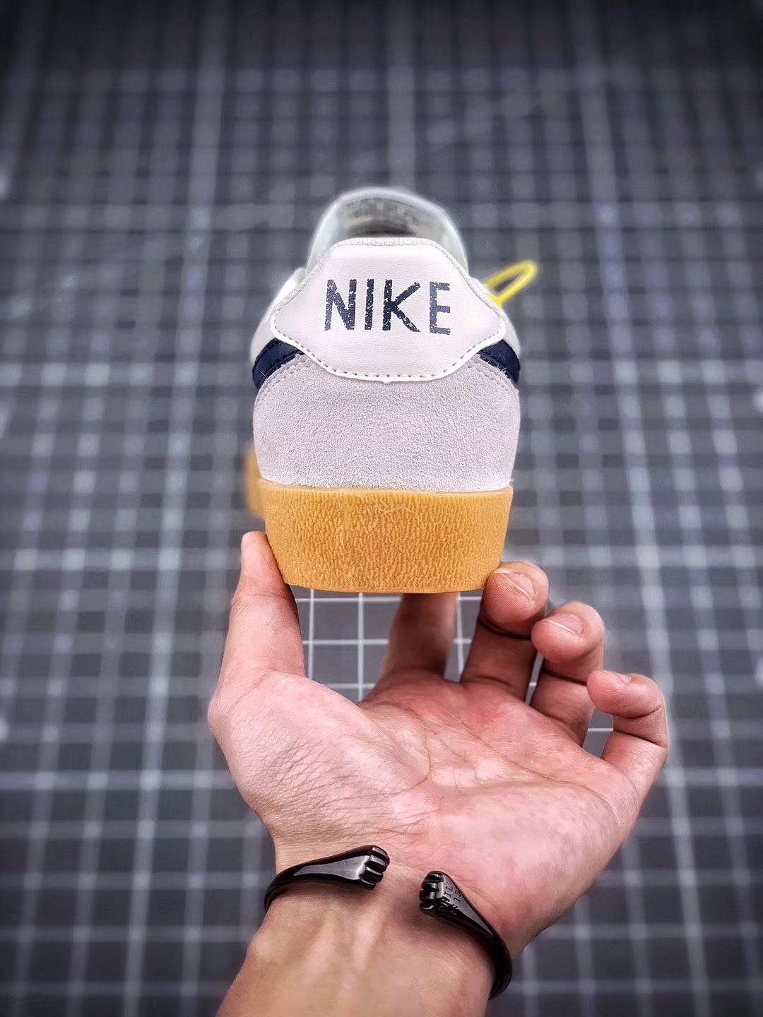 130 J.Crew x Nike 联名 Killshot II Leather  采用米白色皮革制作鞋身432997-107