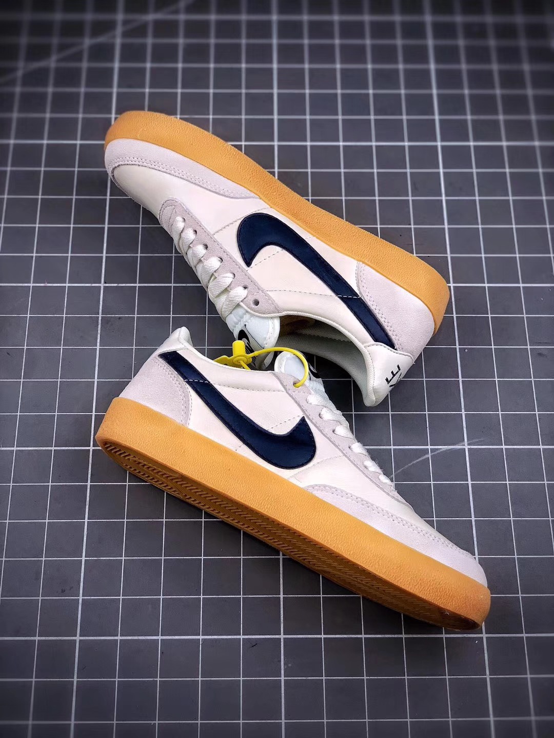 130 J.Crew x Nike 联名 Killshot II Leather  采用米白色皮革制作鞋身432997-107