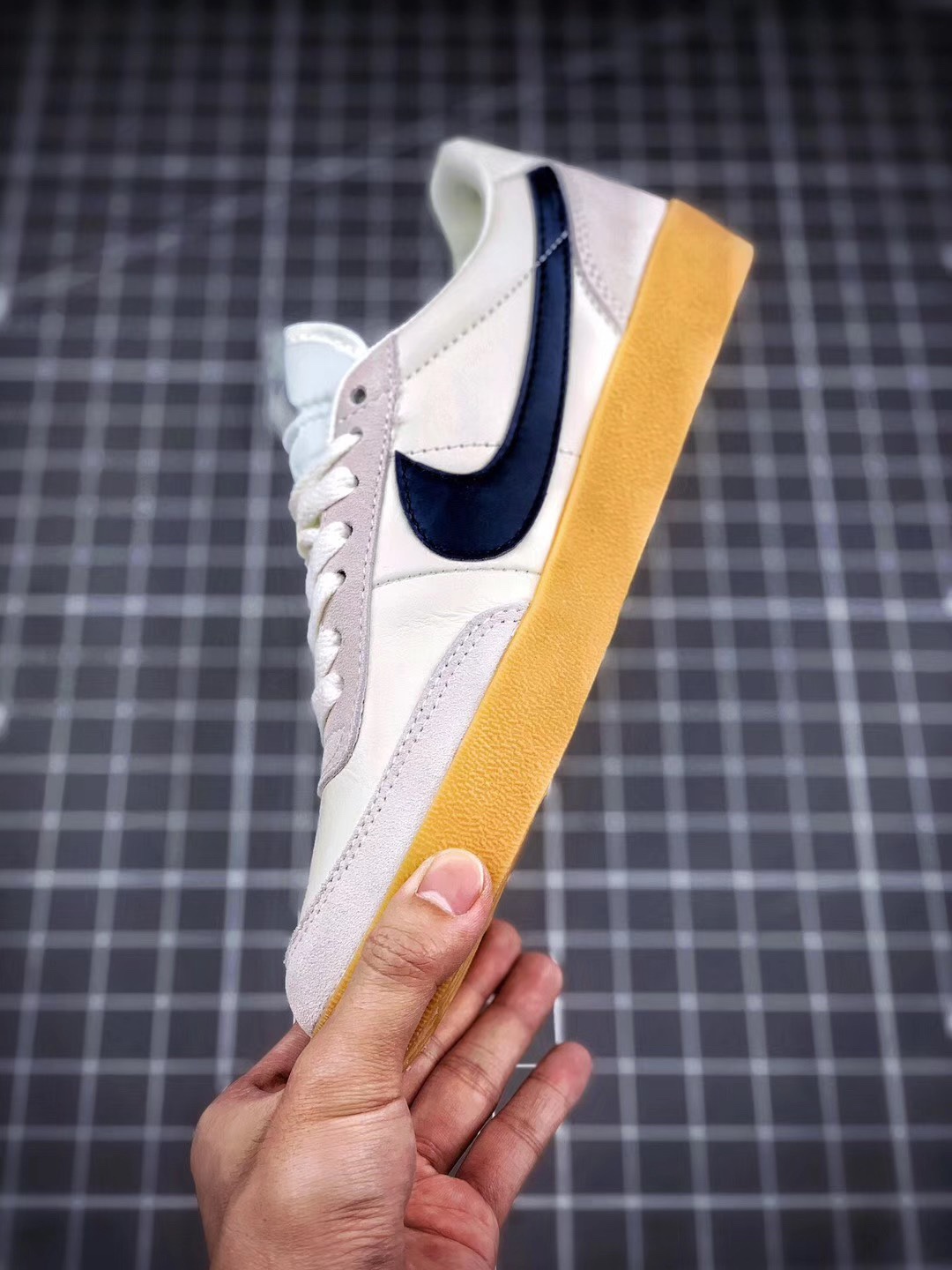 130 J.Crew x Nike 联名 Killshot II Leather  采用米白色皮革制作鞋身432997-107