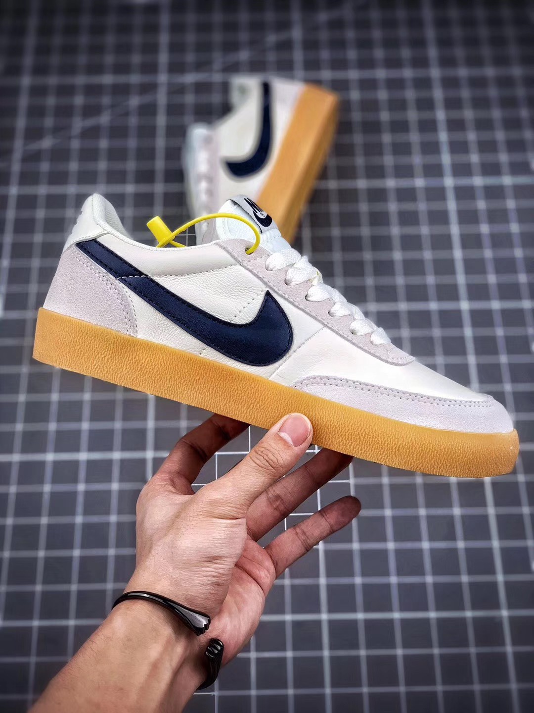 130 J.Crew x Nike 联名 Killshot II Leather  采用米白色皮革制作鞋身432997-107