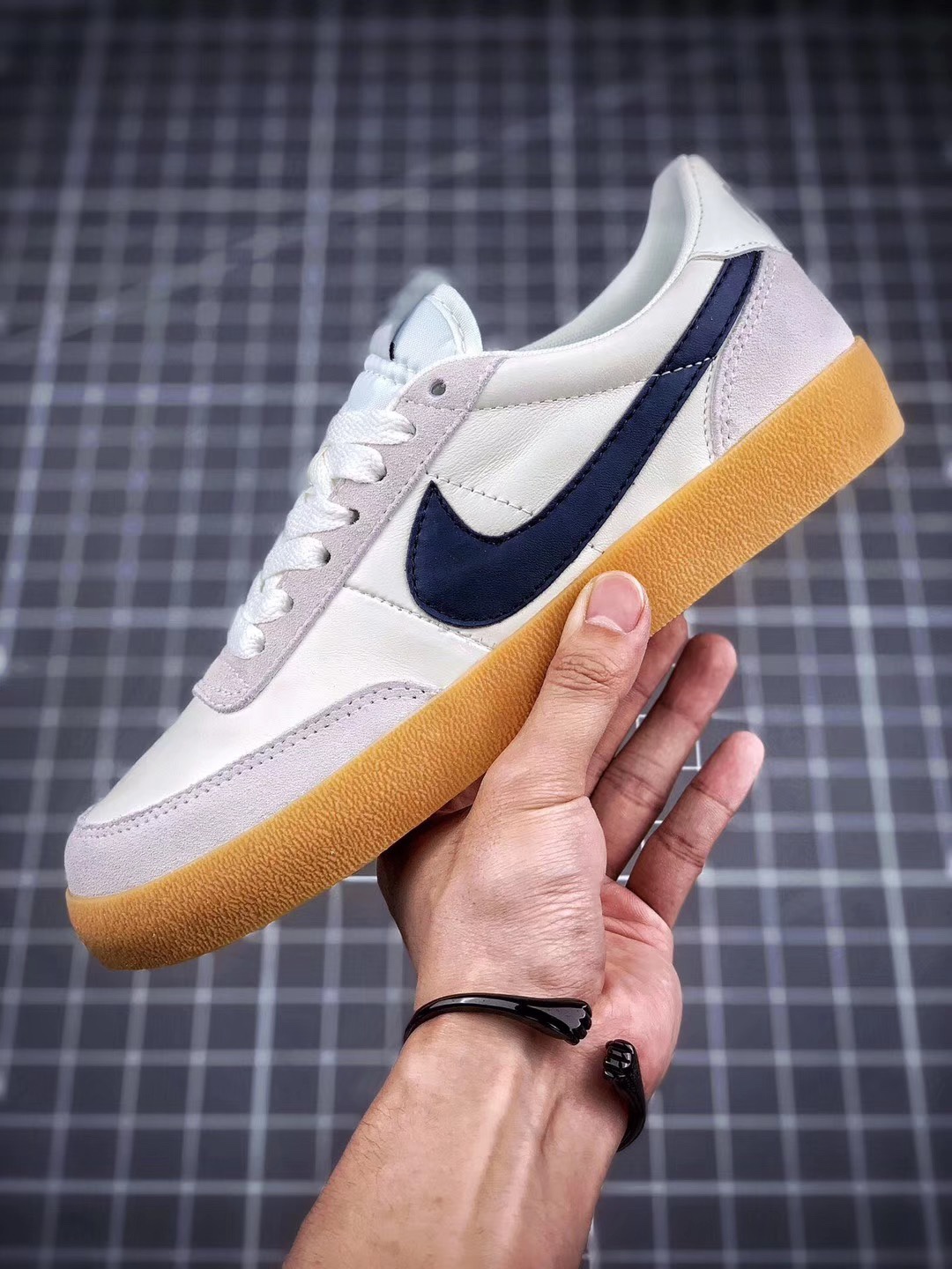 130 J.Crew x Nike 联名 Killshot II Leather  采用米白色皮革制作鞋身432997-107