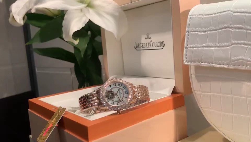 Cartier 非常漂亮有颜值的积家约会系列镶钻全玫瑰金腕表视频欣赏