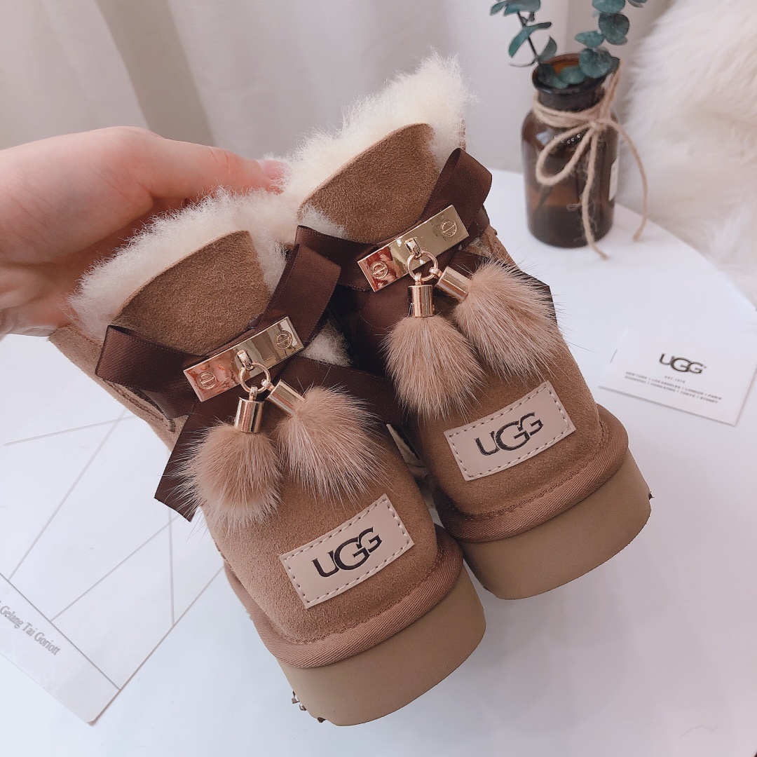 UGG流苏装饰雪地靴奢华羊毛和精美的