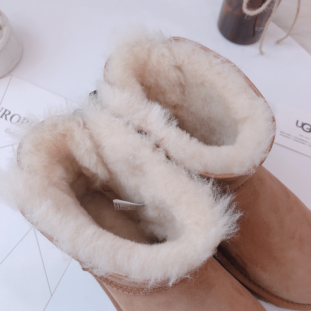 UGG流苏装饰雪地靴奢华羊毛和精美的