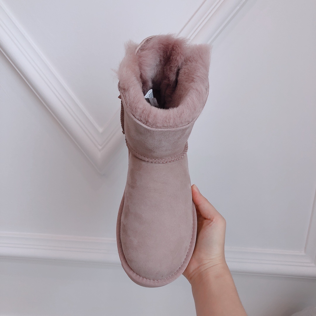 UGG流苏装饰雪地靴奢华羊毛和精美的
