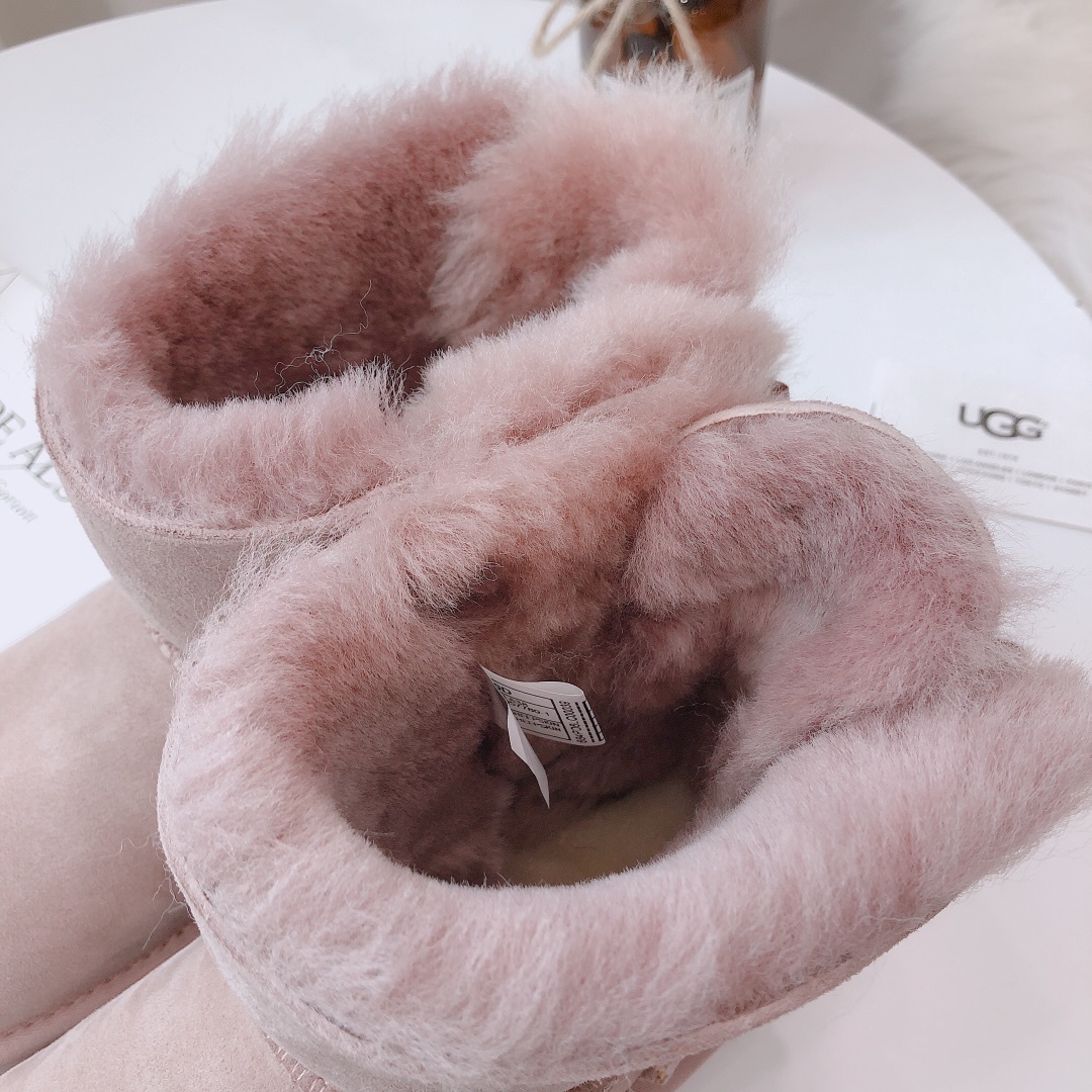 UGG流苏装饰雪地靴奢华羊毛和精美的