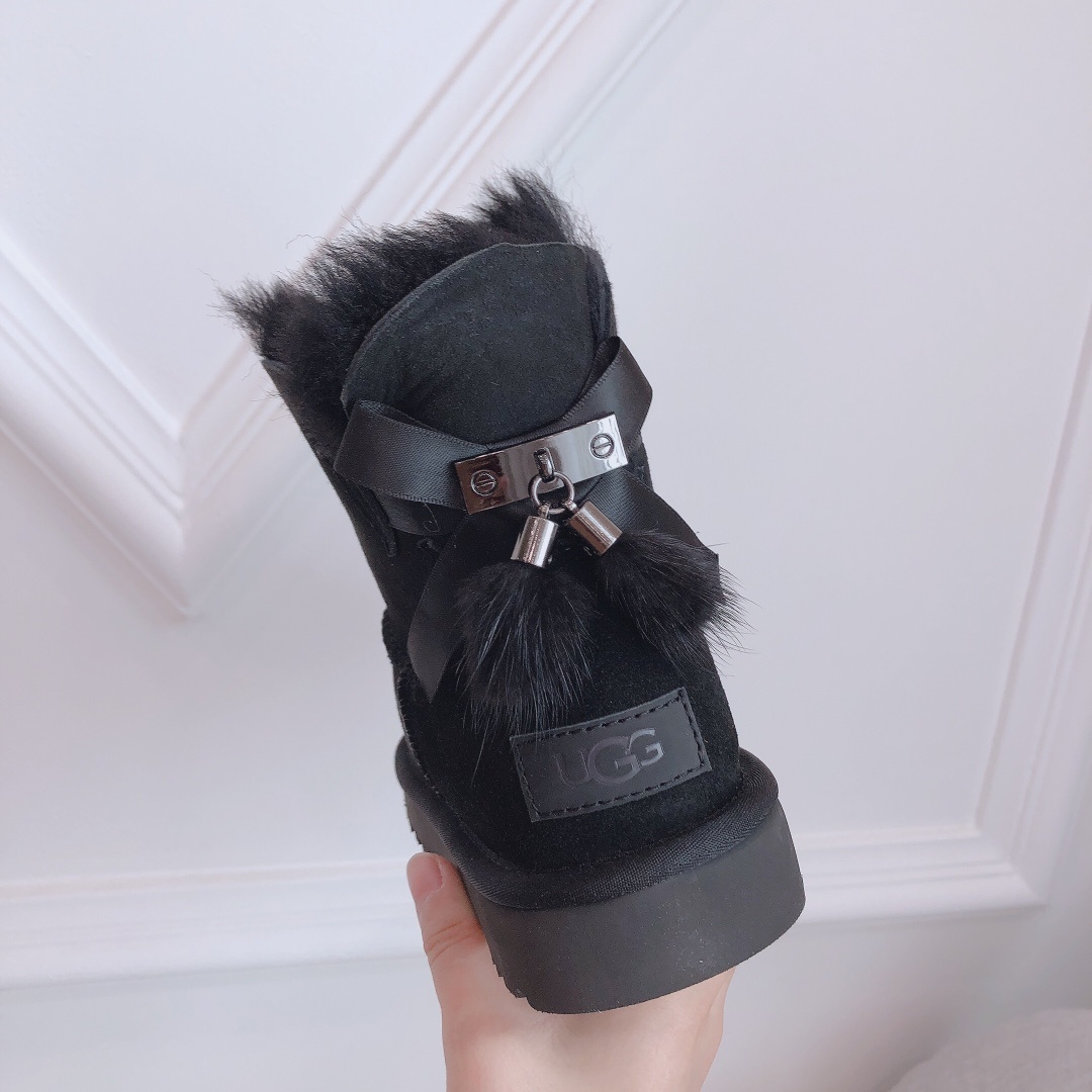 UGG流苏装饰雪地靴奢华羊毛和精美的