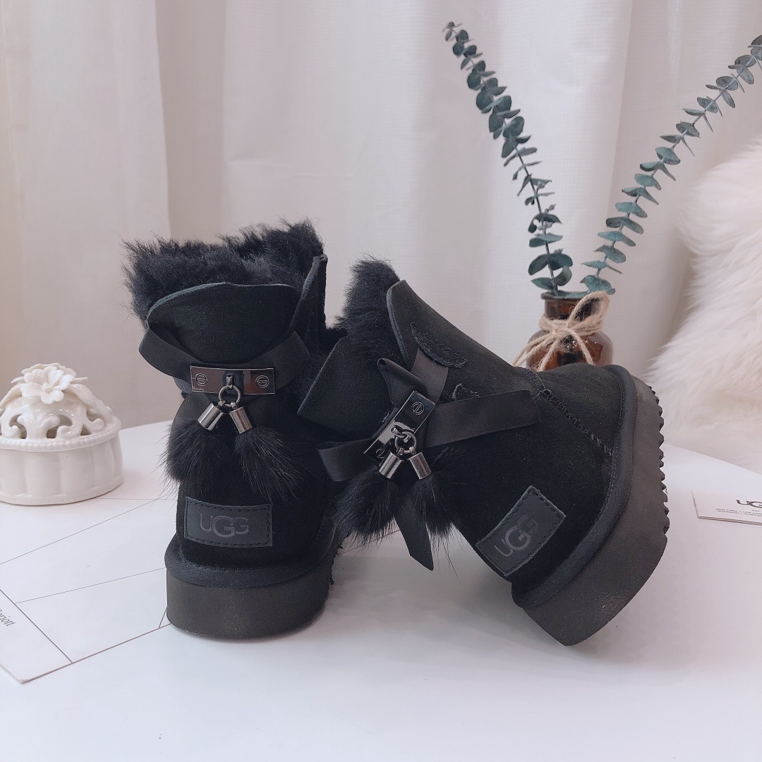 UGG流苏装饰雪地靴奢华羊毛和精美的