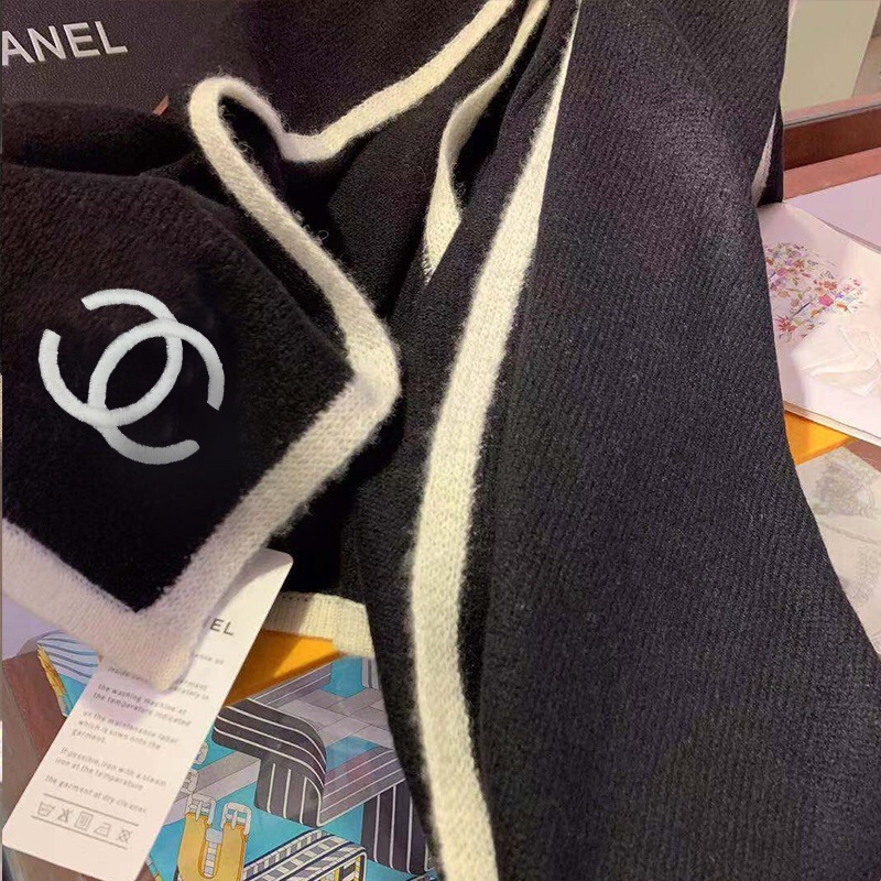 Chanel主打的羊绒围巾非常难得!