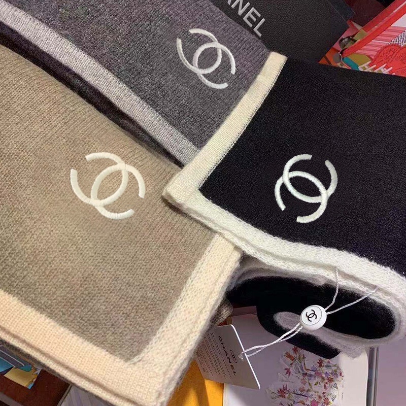 Chanel主打的羊绒围巾非常难得!