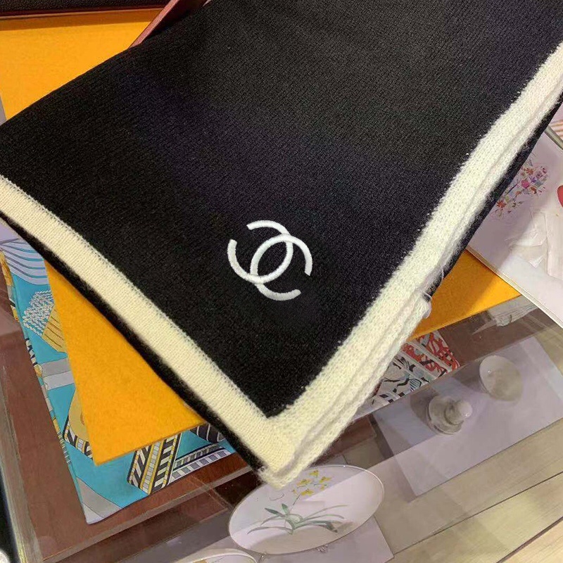 Chanel主打的羊绒围巾非常难得!
