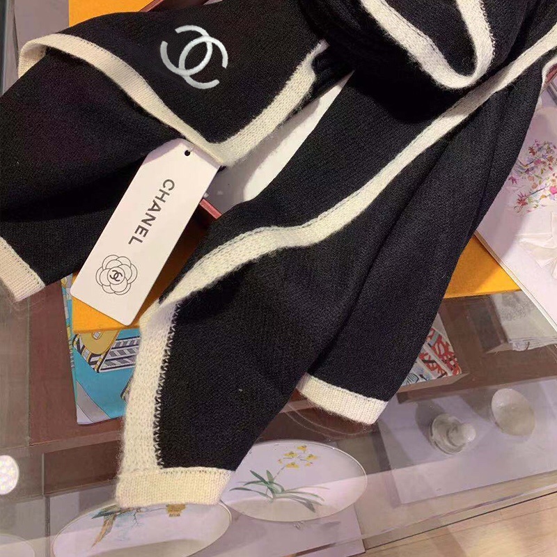 Chanel主打的羊绒围巾非常难得!