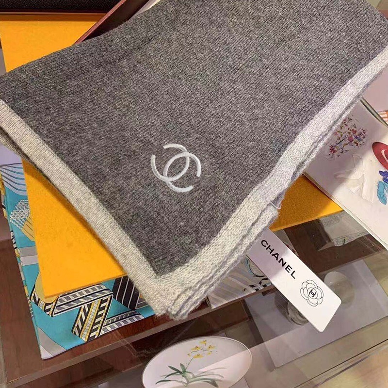 Chanel主打的羊绒围巾非常难得!