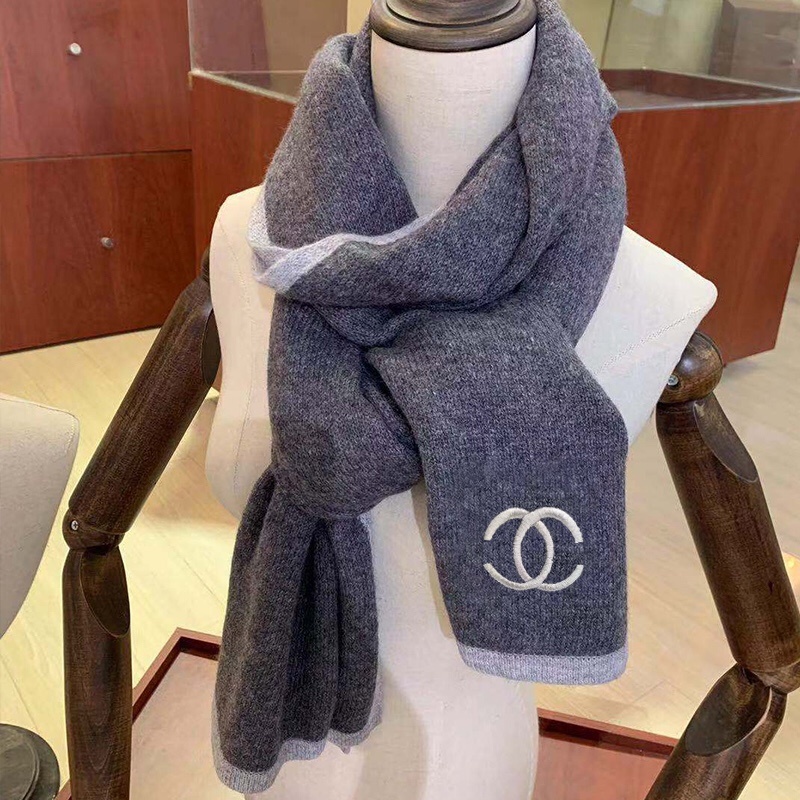 Chanel主打的羊绒围巾非常难得!