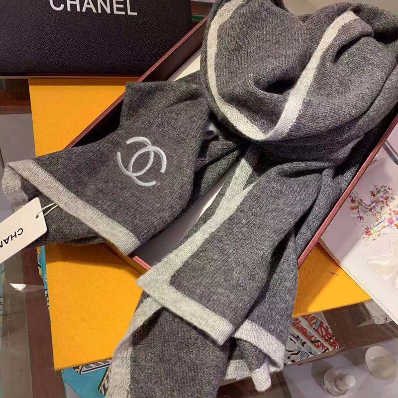 Chanel主打的羊绒围巾非常难得!