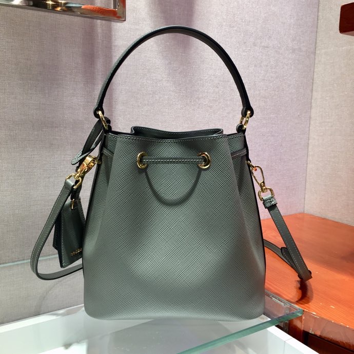 PRADA普拉达进口粗十字纹牛皮水桶包1BZ032